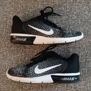 Nike AirMax Sneakers - Size 8.5, Black